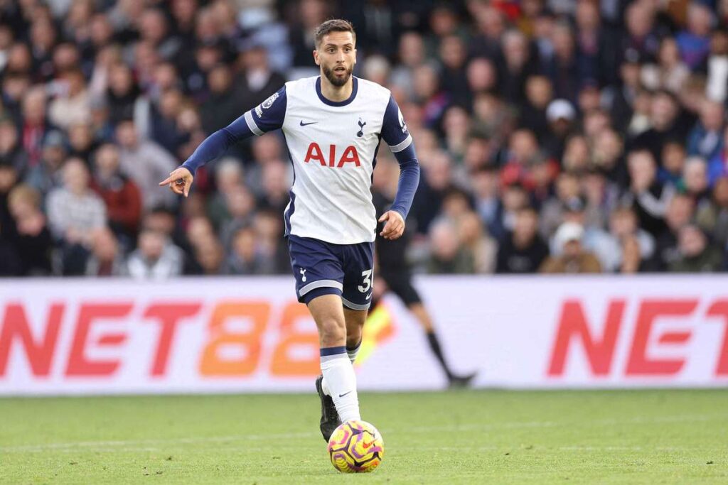 Bentancur recibirá una larga suspensión tras comentarios racistas sobre su compañero del Tottenham, Son