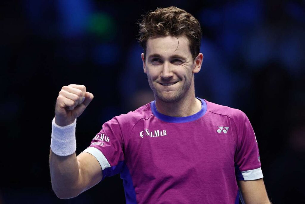 Casper Ruud desmantela a Carlos Alcaraz plagado de errores en el primer partido de las Finales ATP