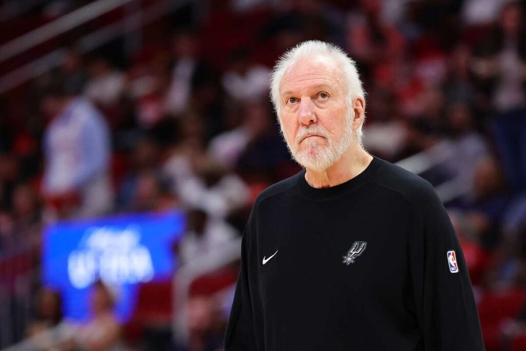 El entrenador en jefe de los San Antonio Spurs, Greg Popovich, estará fuera indefinidamente por problemas de salud