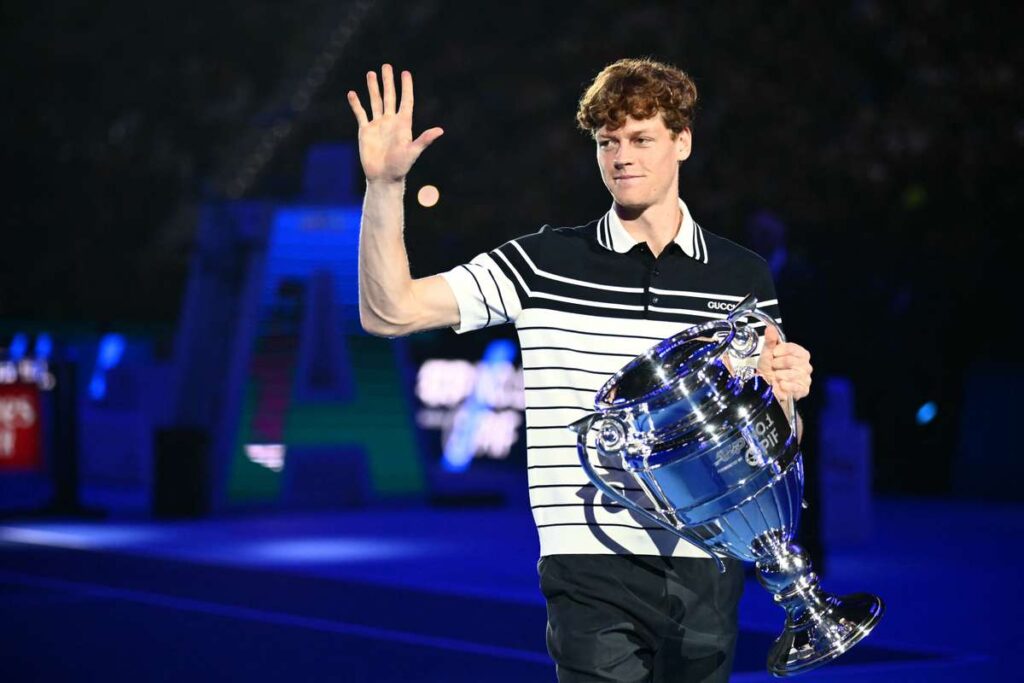 Jannik Sinner disfruta de la ‘ocasión especial’ de recoger el trofeo ATP de fin de año