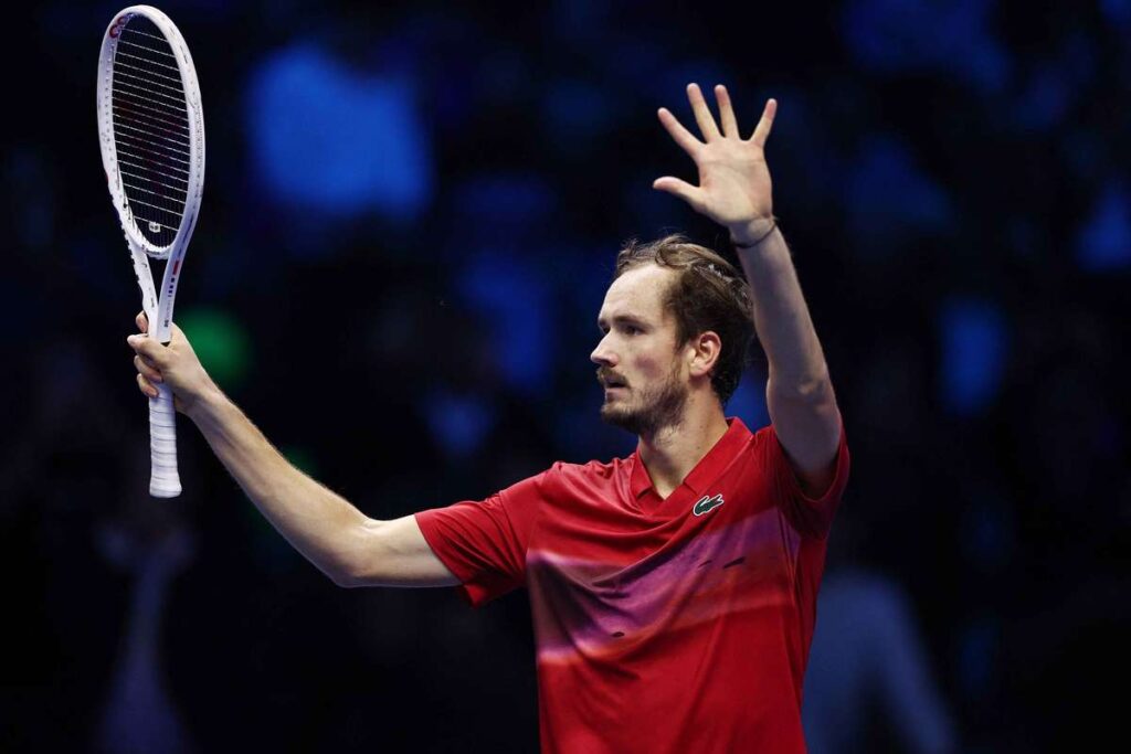 Medvedev se recupera en las Finales ATP con una victoria en sets corridos sobre De Miñaur