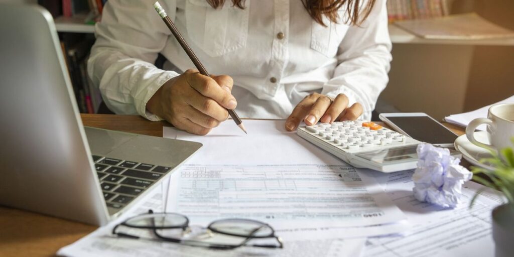 40% of self-employed people would pay between €217-271 in fees in 2026