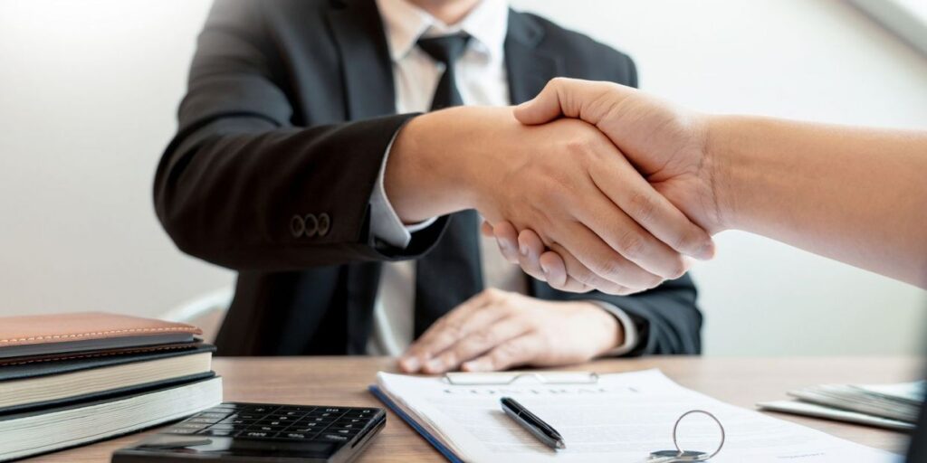 Who should pay the community in the month of sale of the house