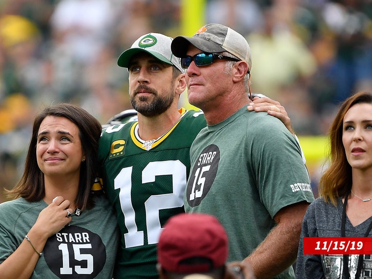 Aaron Rodgers and Brett Favre together on the field (Getty).