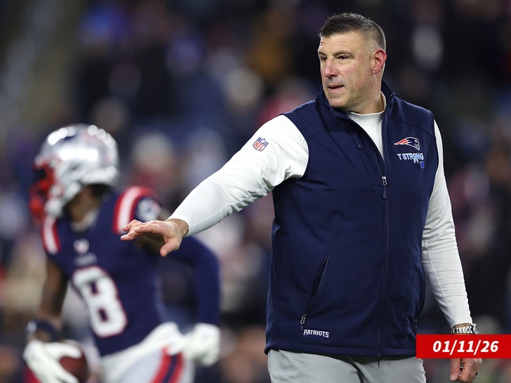 New England Patriots head coach Mike Vrabel on the sideline