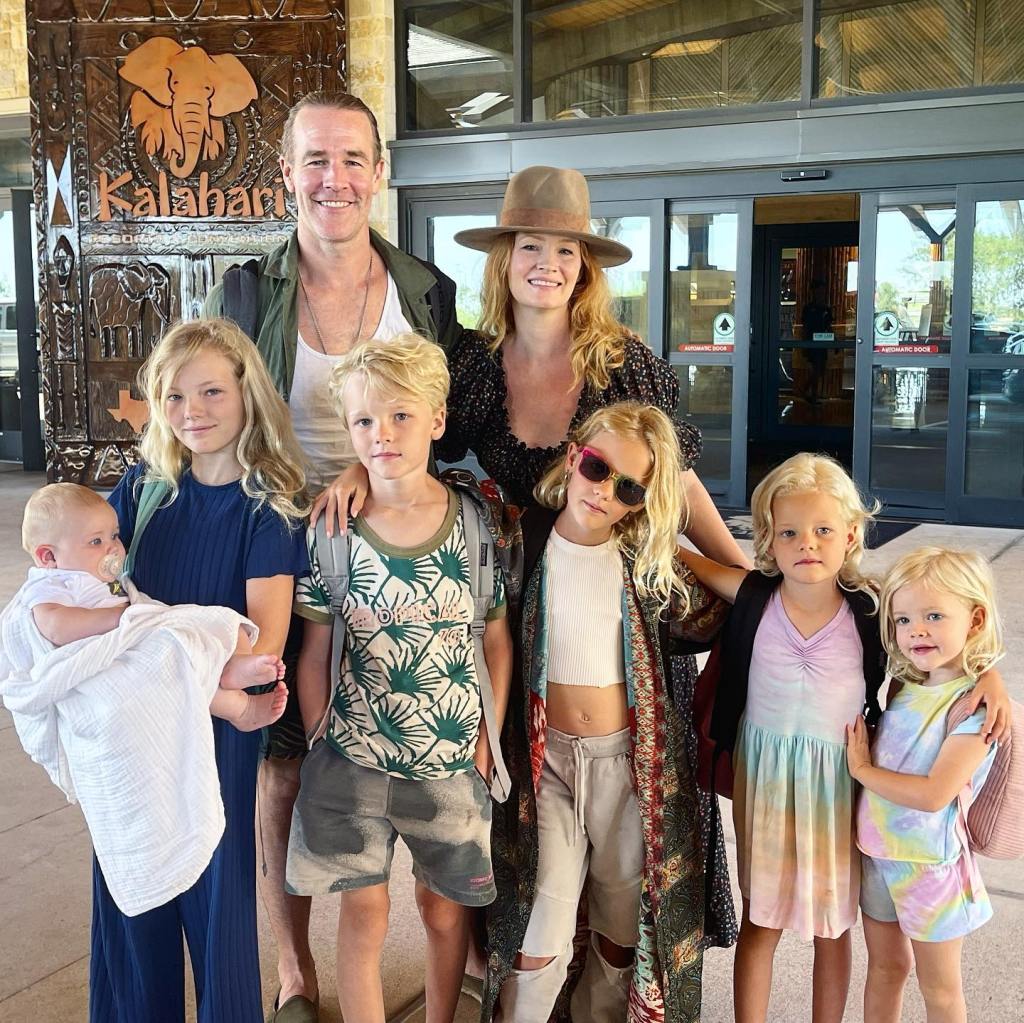 James Van Der Beek with his wife, Kimberly, and their six children posing together.