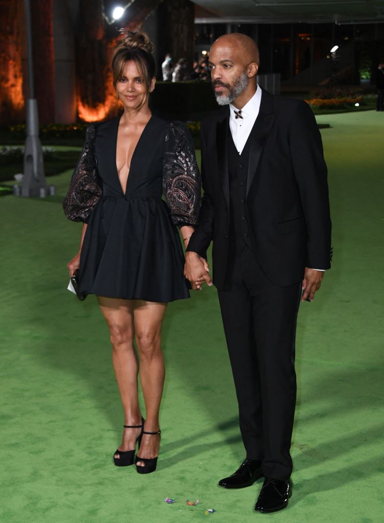 Halle Berry and Van Hunt at a gala, posing together on the red carpet.