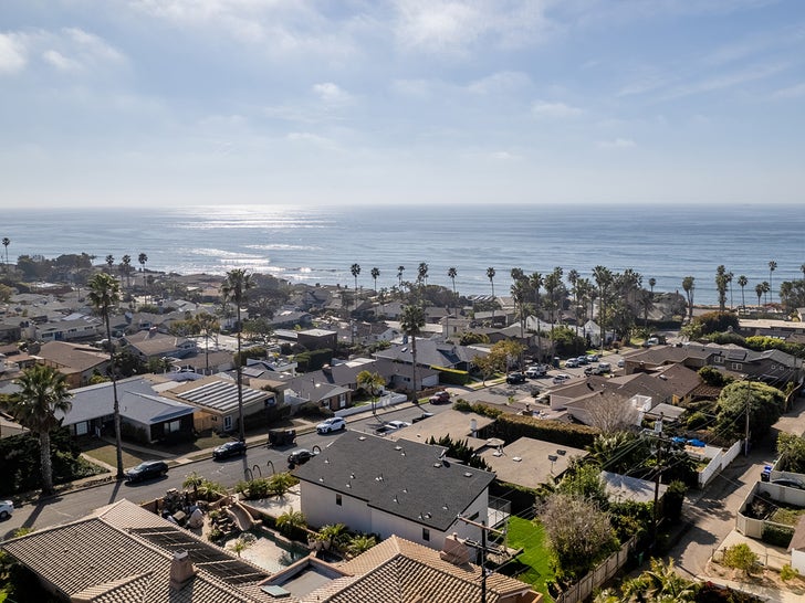 Exterior and ocean-view deck at Greg Maddux's former San Diego home (Sunset Cliffs), per reports