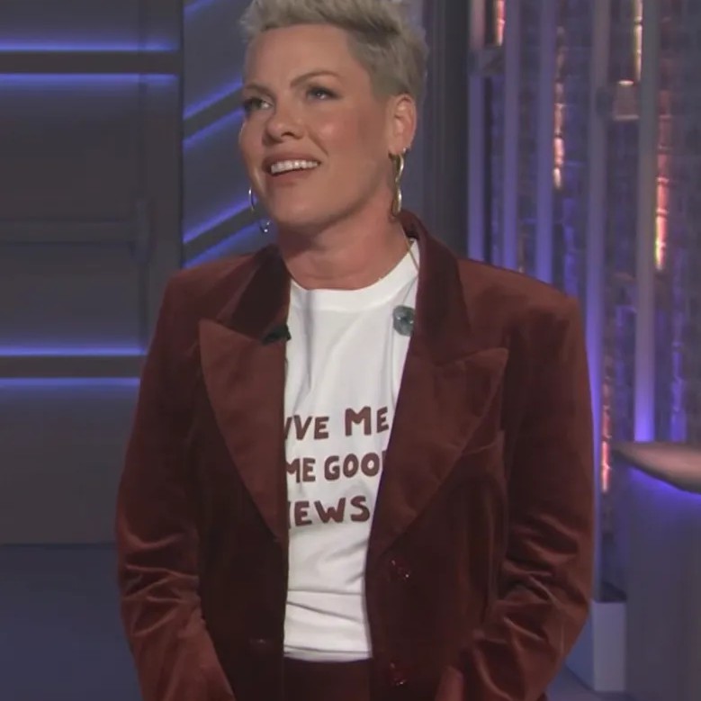 She wore a white T-shirt that read, "Give me some good news," days after she and Hart made headlines over reports they were splitting up. - YouTube/The Kelly Clarkson Show