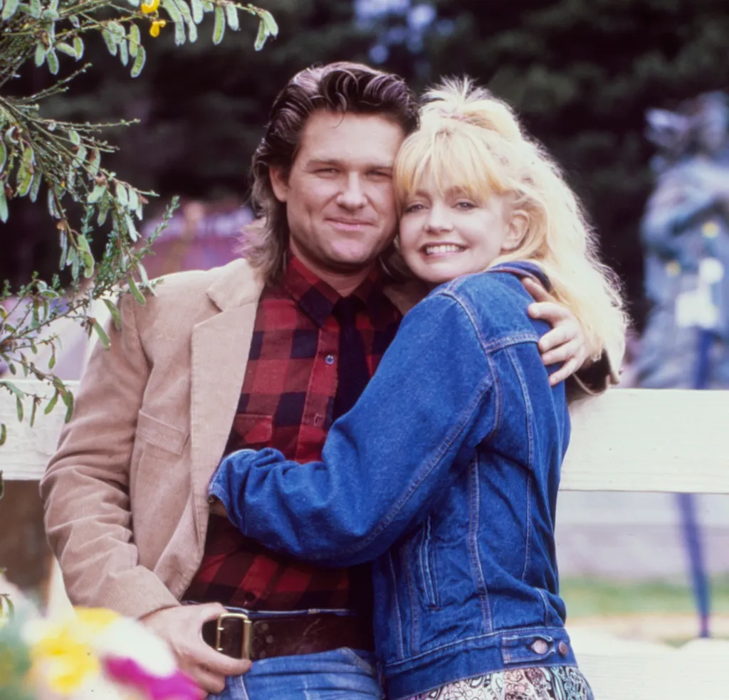 Goldie Hawn and Kurt Russell embrace while filming Overboard