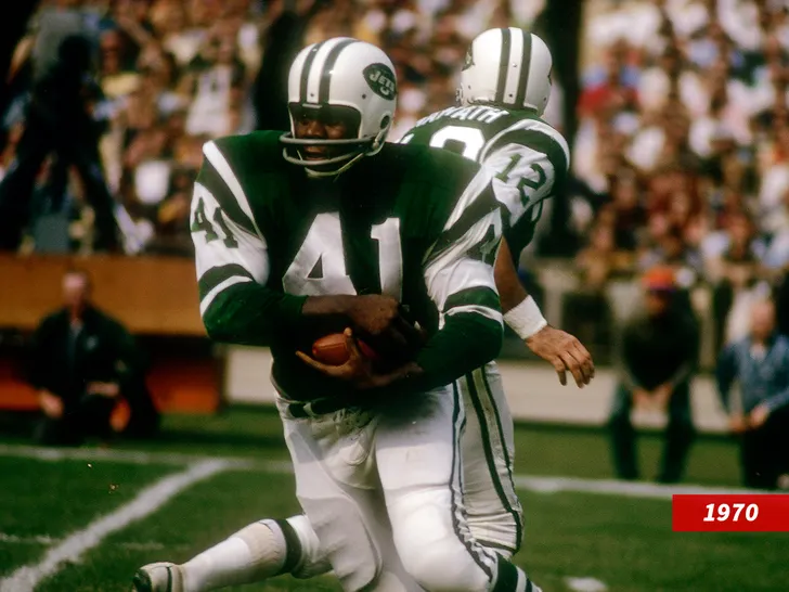 Matt Snell (#41) of the New York Jets runs the ball in a late-1960s game.