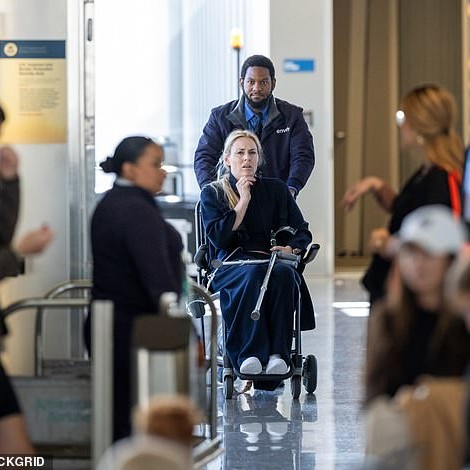 A fatigued-looking Lindsey Vonn was spotted being pushed through Los Angeles airport - Daily Mail