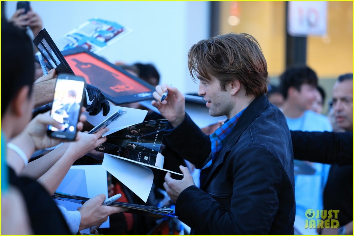 zendaya robert pattinson greet fans while arriving for the drama special screening 27 944674471